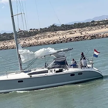 Botel Op Zeiljacht In Alicante